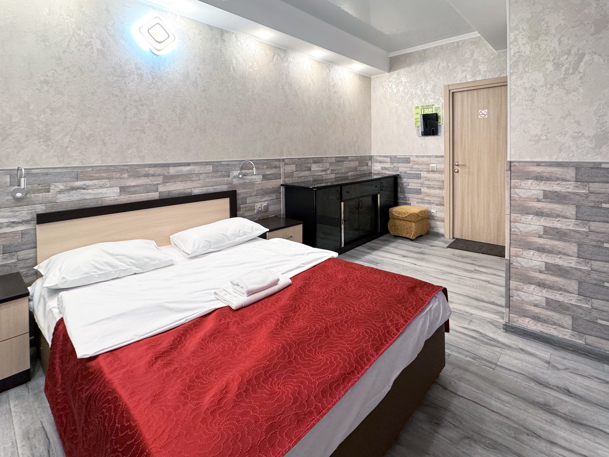 Летние скидки на стандартный одноместный номер с удобствами и большой кроватью